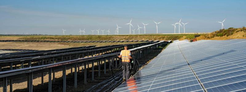 Den nya solcellsparken byggdes nära den planerade sjön Hambach och i anslutning till RWE:s tidigare solcellsprojekt "PV Hambach I". Även detta projekt har ett integrerat batterilager och är ett resultat av en innovationsupphandling från den federala nätverksmyndigheten. Foto: RWE
