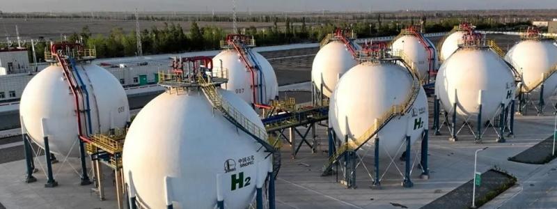 Vätgaslagringstankar vid Sinopecs 260 megawatt stora gröna vätgasprojekt i Kuqa, världens största i sitt slag, i Xinjiang, Kina. Foto: Sinopec