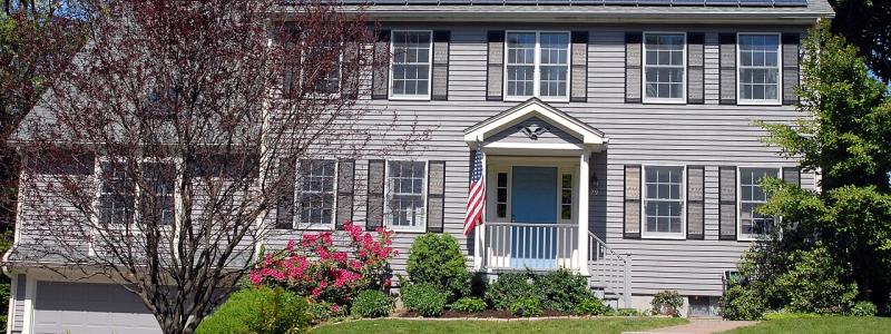 Solcellspaneler på taket av ett äldre hus i Boston. Foto: Wikipedia Common, kredit: Grey Watson