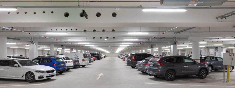 Ett av Finlands största underjordiska parkeringshus med solenergidrift, Åbo Toripark, under en central torg öppnade i december 2020 och har plats för 620 bilar, 20 laddplatser för elbilar och en biltvätt. Toriparkki, byggd i Åbos kärna, direkt under Åbo salutorg, betjänar alla som behöver parkering i centrum. Färdigställandet av det underjordiska parkeringshuset är en del av ett storskaligt projekt som avser att öka livskraften i stadskärnan, där även Åbos salutorg får ett nytt utseende. Foto: FläktGroup