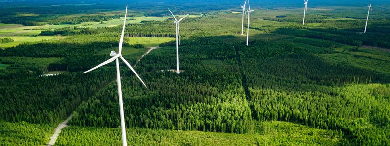 - Vindkraften driver den gröna omställningen på ett sätt som skapar genuin och långsiktig vitalitet i kommunerna, särskilt genom arbetstillfällen och skatteintäkter, betonar Renewables Finland. Foto: Nbixer