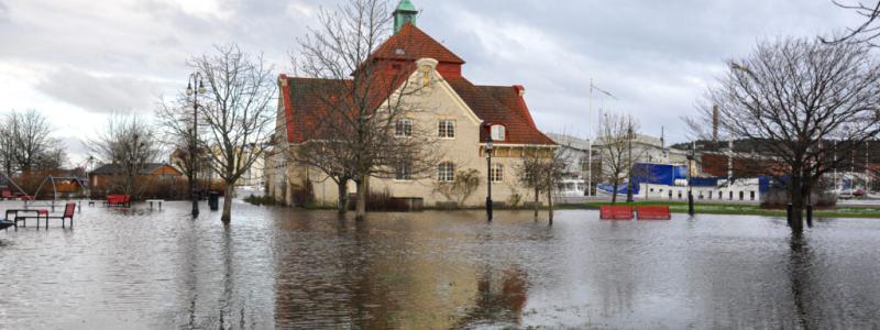 Bilden, från 2015, visar översvämning i centrala Uddevalla när hela Teaterplantagen runt gamla badhuset översvämmades. Foto: Tomas Brandt, Bohusläns museum / CC BY.