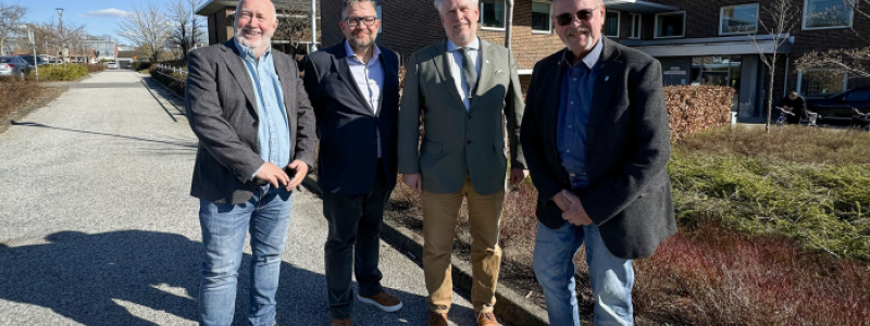 Fyra män står samlade utanför Vellinge kommunhus efter att ha undertecknat ett samarbetsavtal. Foto: Trelleborgs kommun
