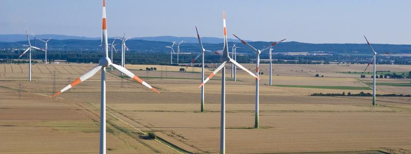 En tysk vindkraftspark tillverkad av Enercon. Den här bilden är tagen från luften. På ett flyg från Braunschweig till Hildesheim i Tyskland, delstaten Niedersachsen. Foto: Wikipedia Common, kredit: Philip May