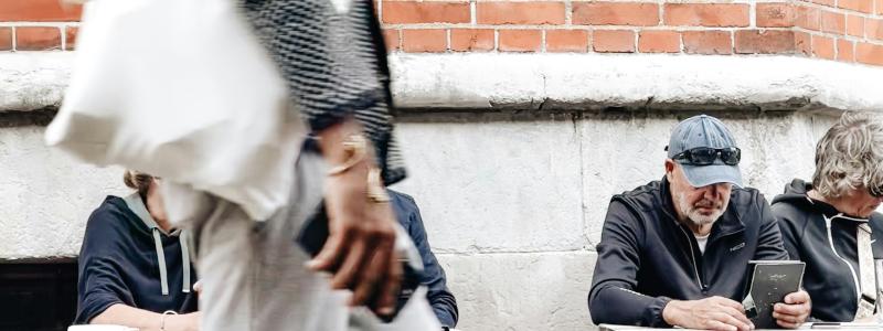 Rapportens fokus är främst på hur AI kan användas för att öppna upp för nya tankesätt och vanor men även på tekniska lösningar, där dagligvaruhandeln utgör exempel. Foto: Patrick Federi/Unsplash