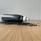 En enda pellet av återvunnen plast kan innehålla över 80 olika kemikalier. Foto: Göteborgs universitet