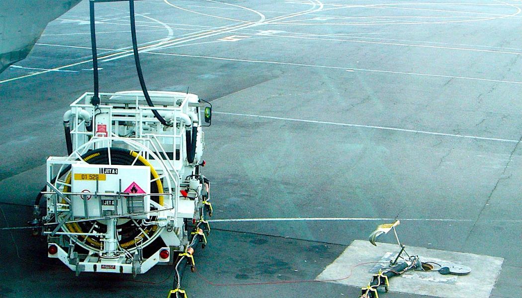 Nytt sätt att tanka ett flygplan. På vissa flygplatser tillåter underjordiska bränsleledningar tankning utan behov av tankbilar. Lastbilar levererar nödvändiga slangar och pumputrustning, men inget bränsle. Foto: Wikipedia Common Lic. Kredit: David Monniaux