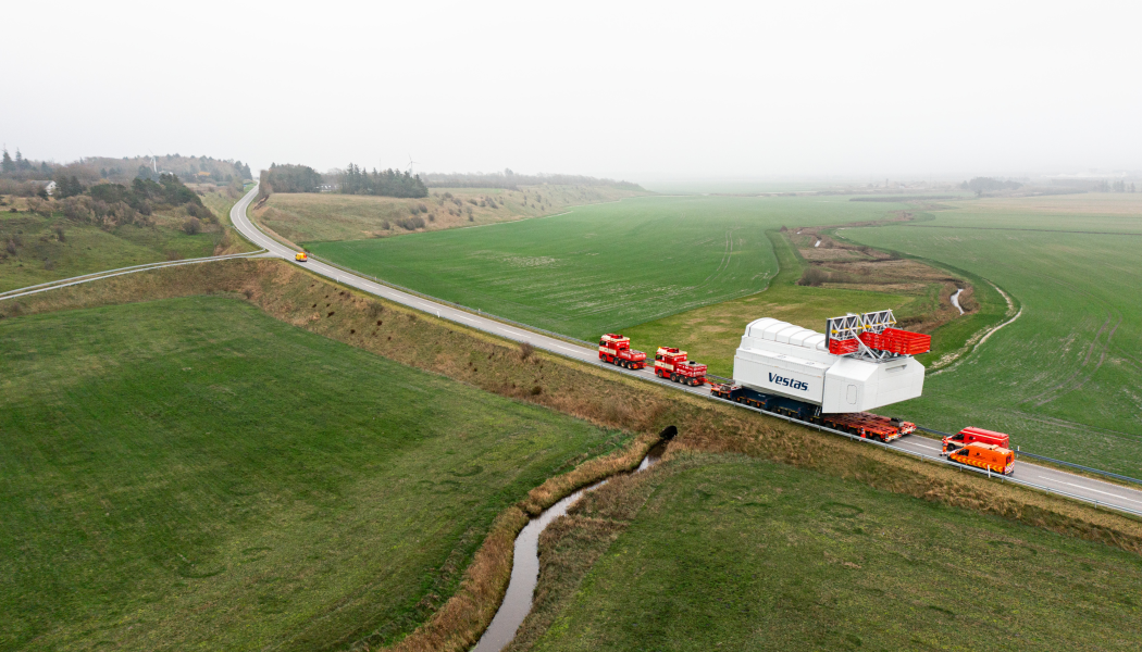 Transport av en nacelle. Vestas fabrik av naceller kommer att byggas nära polska staden Szczecin. Dessa så kallade naceller är husenheter som skyddar olika andra komponenter som i sin tur är nödvändiga för vindkraftsdriften. Foto: Vestas