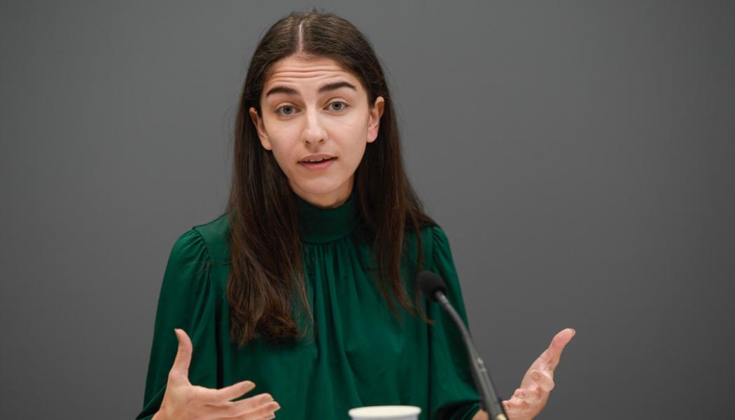 Maja Suslin/TT: Klimat- och miljöminister Romina Pourmokhtari (L) vill få fart på utbyggnaden av laddstolpar. Arkivbild.