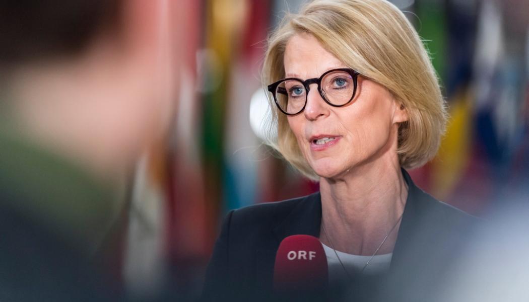 Geert Vanden Wijngaert/AP/TT: Finansminister Elisabeth Svantesson (M) på väg in till tisdagens EU-möte i Bryssel.