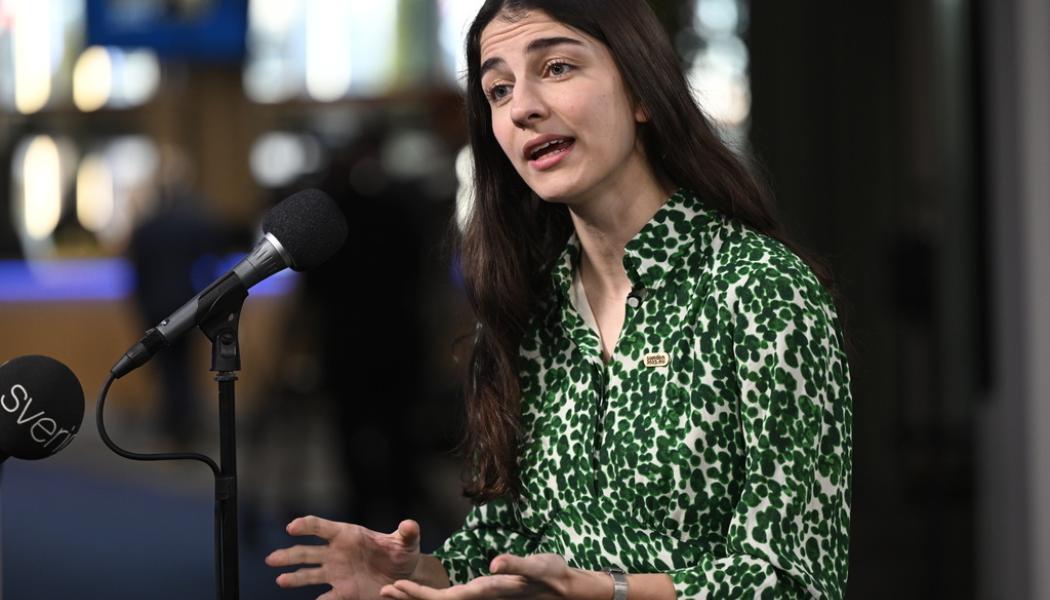 Henrik Montgomery/TT: Miljöminister Romina Pourmokhtari (L) vid ankomsten till EU:s miljöministermöte.