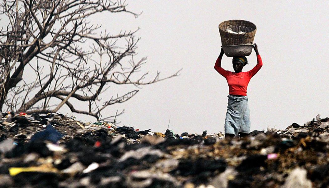 Schalk van Zuydam/AP/TT: En kvinna på en soptipp utanför Lomé i Togo. Mängder av europeiskt textilavfall hamnar i slutändan i Afrika. Arkivfoto.