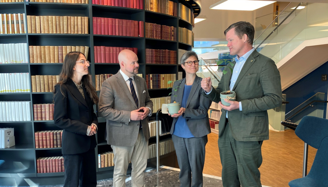 WWFs generalsekreterare Gustaf Lind (till höger) och Naturskyddsföreningens ordförande Johanna Sandahl överlämnade ett skogsupprop med 40 000 namnunderskrifter till klimat-och miljöminister Romina Pourmokthari och landsbygdsminister Peter Kullgren. Foto: Regeringskanslet