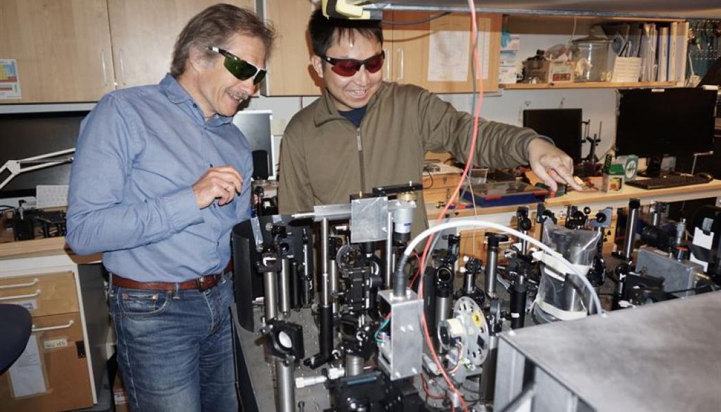 Tönu Pullerits och Kaibo Zheng inspekterar laserspektroskopiuppställningen som användes i studien. Foto: PAVEL CHABERA