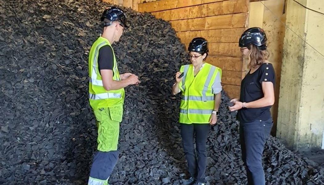 Enviros Maria Tellblom visar docent Martin Seemann och Nidia Diaz runt i Enviros Anläggning i Åsensbruk. Foto: Enviro