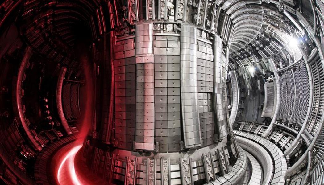 En illustration av hur fusionsreaktorn JET ser ut under ett försök med 100 000 grader varm plasma. Foto: UKAEA, UK Atomic Energy Authority