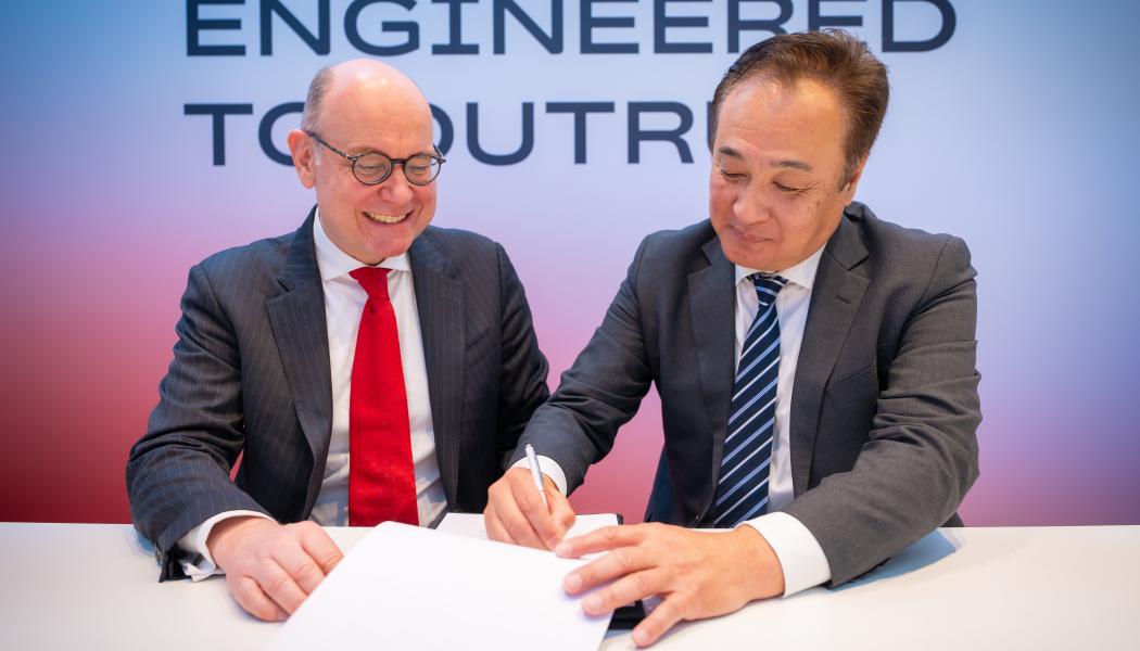 Undertecknande av avsiktsförklaringen. Joachim Braun, ABB, och Kevin Kenichi Hyuga, Sumitomo. Foto: ABB
