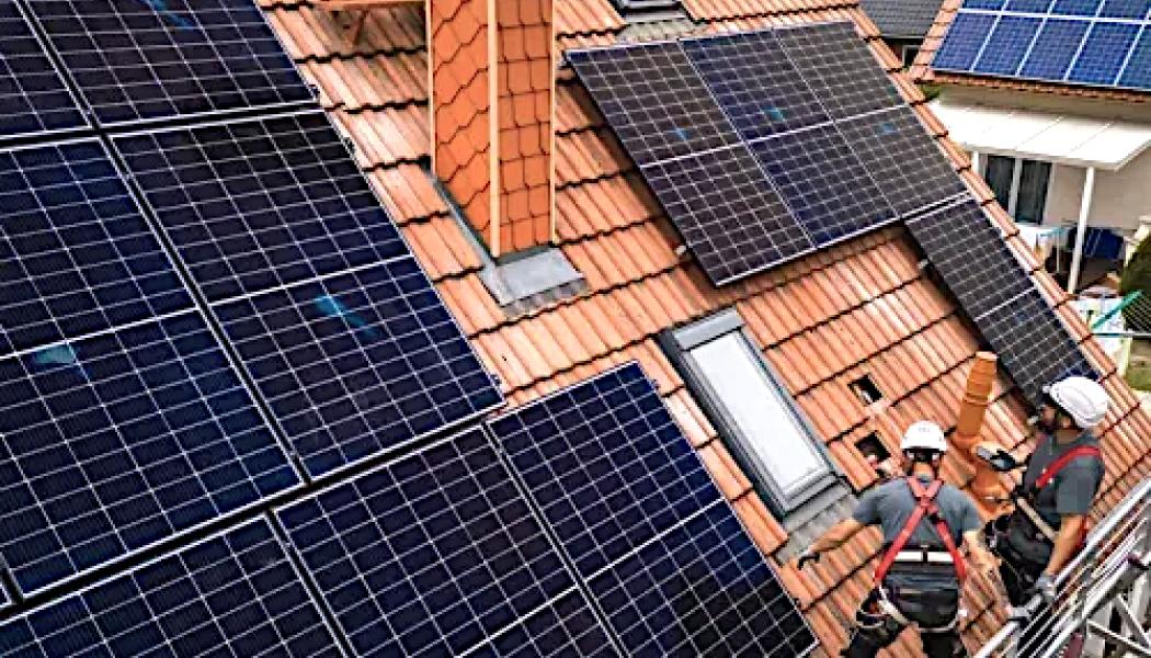 Installationen av solpaneler och andra energiresurser underlättar omställningen från fossila bränslen och hjälper till att minska koldioxidutsläppen på ett betydande sätt. Foto: Enpal