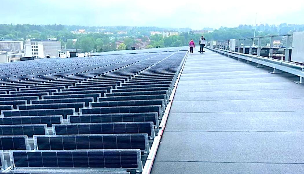 Solpanelerna täcker en yta på över 2 500 kvadratmeter på Ullevaal Stadions bitumentak. Foto: Över Easy Solar