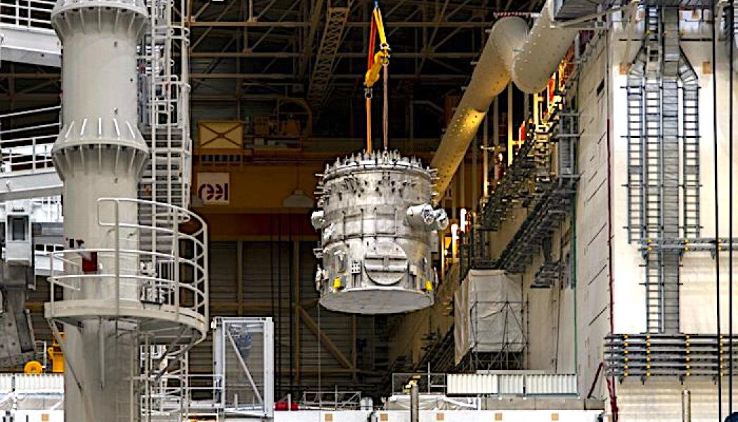 Den första av de fem extra kylboxar som krävs för att distribuera kylvätskor till olika ''mottagare'' inuti ITER-maskinen överfördes nyligen till Tokamak-byggnaden. Foto: ITER