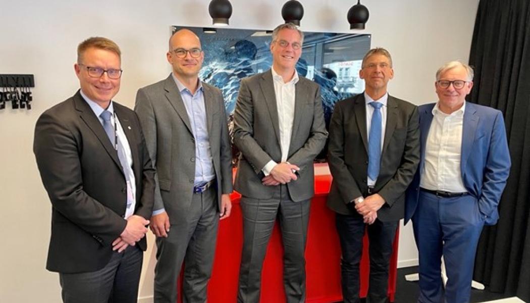 Vid undertecknandet av avtalet närvarade Roger Hahne, enhetschef för teknik på LKAB, Martin Zappe, chef för Salzgitters SALCOS-program, Gunnar Groebler, styrelseordförande för Salzgitter, Jan Moström, koncernchef och vd på LKAB samt Michael Reuber, marknadsdirektör på Salzgitter. Foto: Salzgitter AG
