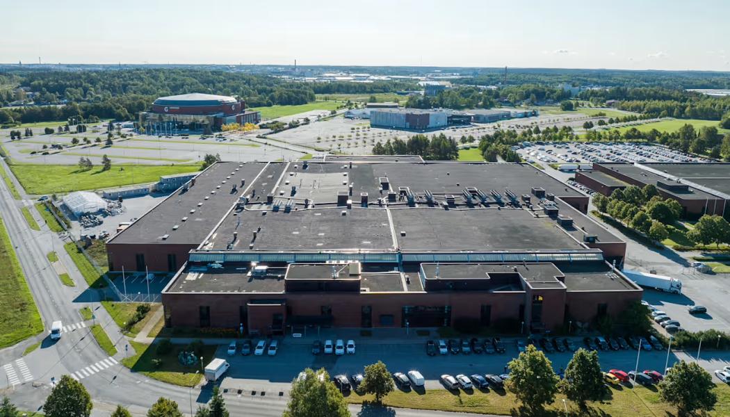 Bayer öppnade denna fabrik i Artukais år 2021. Nu ska dess stora tak förses med solpaneler. Arkivbild.
Bild: Bayer Nordic
