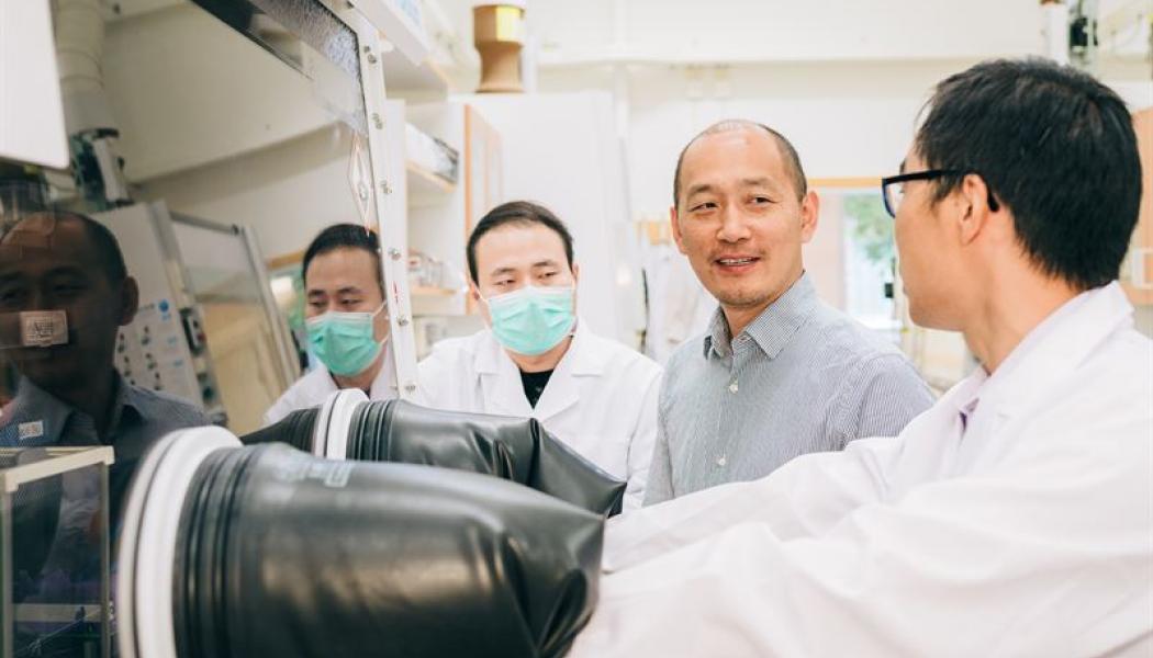 Tiankai Zhang, postdoktor, Feng Gao, professor och Feng Wang, biträdande universitetslektor, är del av den forskargrupp som står bakom upptäckten.. Foto: Anna Nilsen