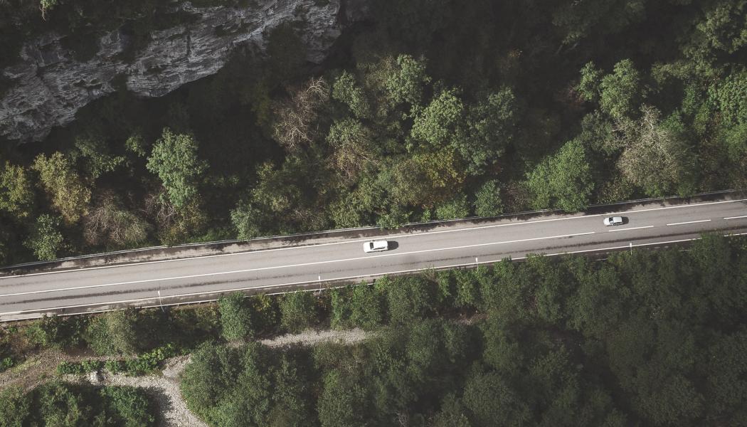 I takt med att försäljningen av elbilar ökar efterfrågas också miljövänliga elbilbatterier. Foto: tulen travel/unsplash