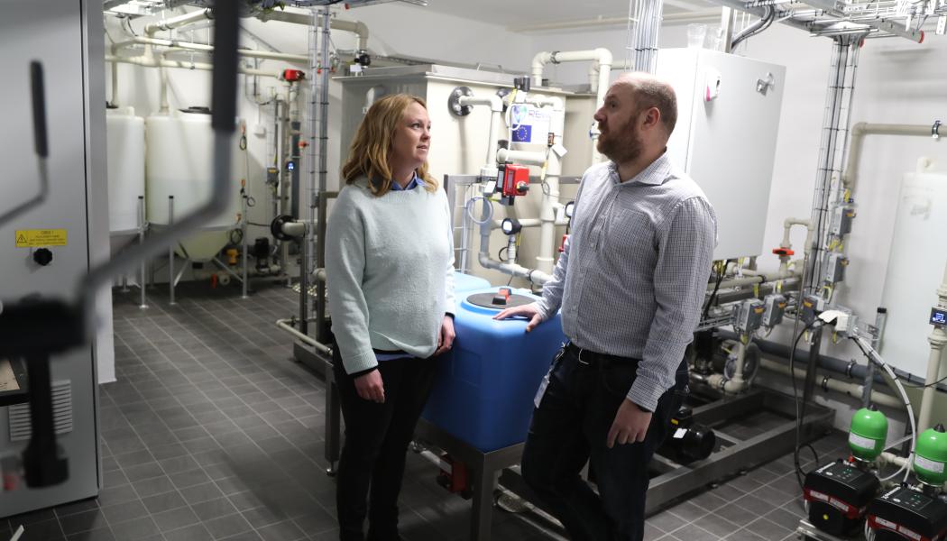Inom projektet REWAISE testar vi nya lösningar för att spara på dricksvattnet. En av dem är att använda dagvatten till toaletter och tvättmaskiner, där vattnet renas med membranteknik. Foto: VASYD