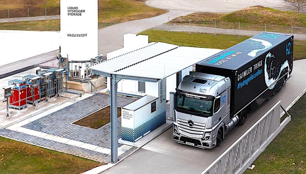 Den första tankstationen utrustad med denna nya teknik har invigts i närheten av Wörth am Rhein i Tyskland, där Mercedes-Benz producerar sina lastbilar och snart kommer att testa sin Mercedes-Benz GenH2 Truck modell. Bild: Daimler Truck