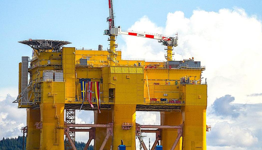 Den gamla goda tiden. Mighty Servant 1 tunglyftsfartyg som transporterar DolWin beta offshore HVDC-omvandlarplattform vid Haugesund, Norge. Den hade en kapacitet på 900 megawatt och levererade ström från 240 vindkraftverk i Nordsjön från och med andra kvartalet 2016. Foto: Wikipedia Common, kredit: Sten Dueland