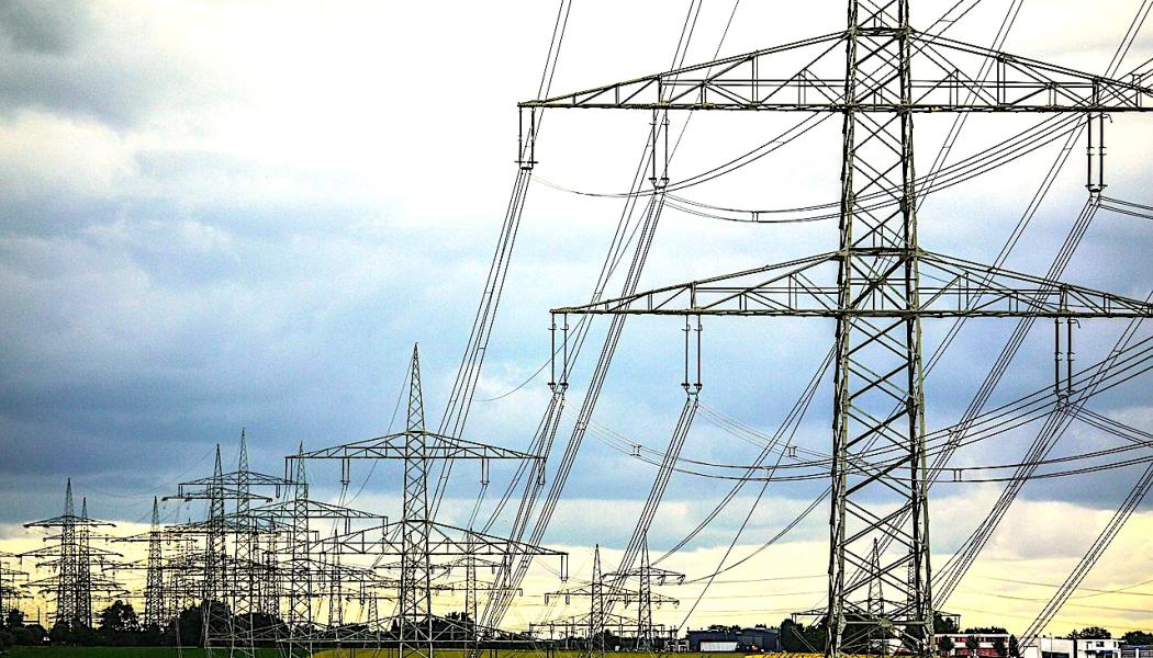 Den snabba utbyggnaden av förnybar energi har gjort att det nu krävs stora investeringar i elnätet för att hantera den ökade mängden el från sol och vind. Elnätet behöver moderniseras och byggas ut för att kunna transportera elen från produktionsplatserna till konsumenterna, vilket innebär stora utmaningar även för de största energibolagen. Foto: Creative Commons Lic, pixabay, kredit: MonikaP