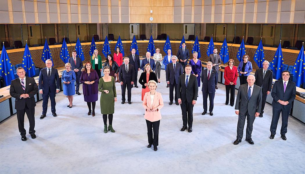 Europeiska kommissionens medlemmar samlade i samma bild. Kommissionen har också aviserat att en tredje auktionsomgång om vätgas är planerad till slutet av 2025, med ytterligare en miljard euro i potten. Syftet är att stärka utvecklingen av grön vätgas som en nyckelteknik i omställningen av Europas energisystem. Foto: Europeiska Kommissionen