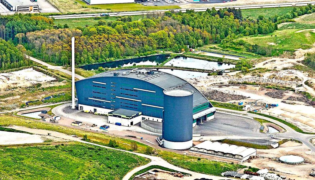 
Filbornaverket, som tillhör Öresundskraft, är ett avfallseldat kraftvärmeverk. Det är en av Helsingborgs största investeringar någonsin och tryggar för lång tid framöver leveransen av fjärrvärme och lokal produktion av el på ett kostnadseffektivt sätt. Filbornaverket ligger öster om Helsingborg och syns tydligt från motorvägen med sin runda profil. Foto: Öresungskraft