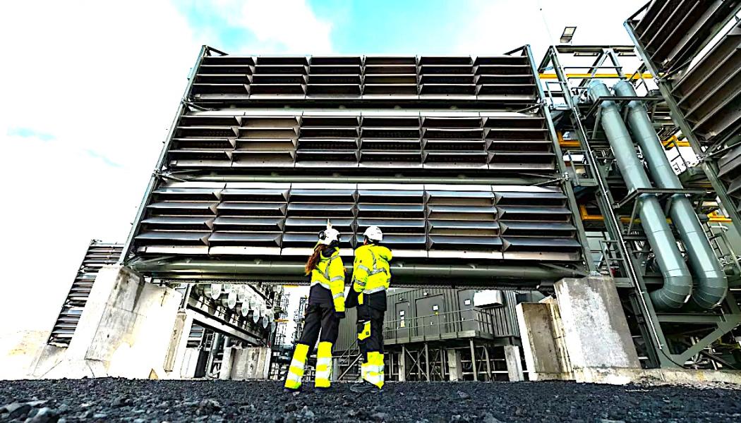 För närvarande har 12 av anläggningens 72 CO2-uppsamlingsbehållare på plats slagits på, och de återstående 60 kommer att tas i drift i slutet av 2024. Pressfoto: Climeworks
