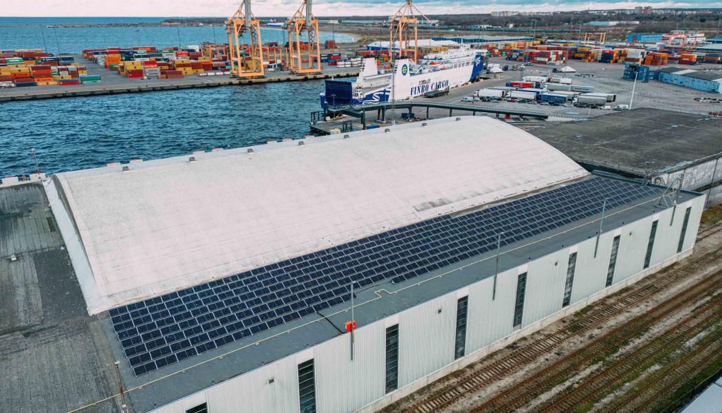 Den beräknade årliga produktionen från den utbyggda solparken kommer att uppgå till cirka 640 MWh. Foto: HHLA TK Estonia, kredit: Mihkel Notta