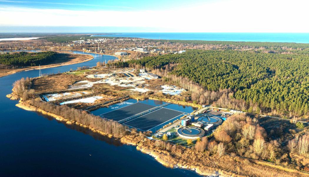 Staden Jurmala är omgiven av Lielupefloden, Rigabukten och Kemeri Nationalpark och består till 64% av naturområden. Eftersom det inte var möjligt att installera en solstation på marken, valdes en oanvänd damm som installationsplats. Foto: DEREX