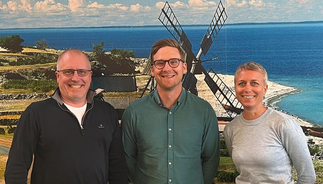 Martin Engdahl, Bintel, Gustav Löfgren, Kalmar Energi och Jennie Orton, Bintel, ser fram emot ett gott samarbete för en smart avfallshantering i regionen. Foto: Kalmar Energi
