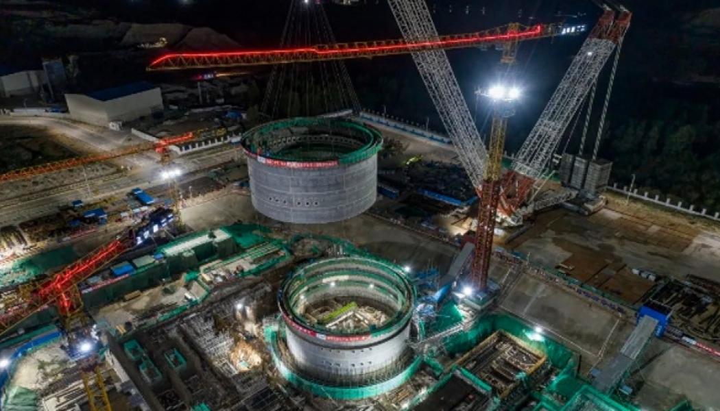 Den övre inneslutningscylindern sänks ned ovanpå den nedre cylindern. Bild: CNNC

