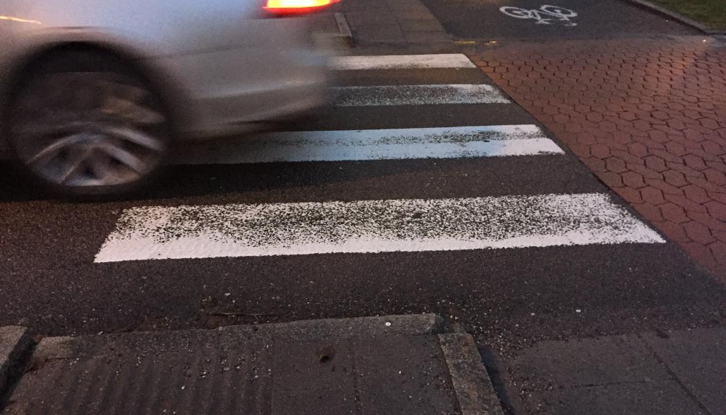 När vägmarkeringar slits ned frigörs stora mängder mikroplast. Foto: Delilah Litner