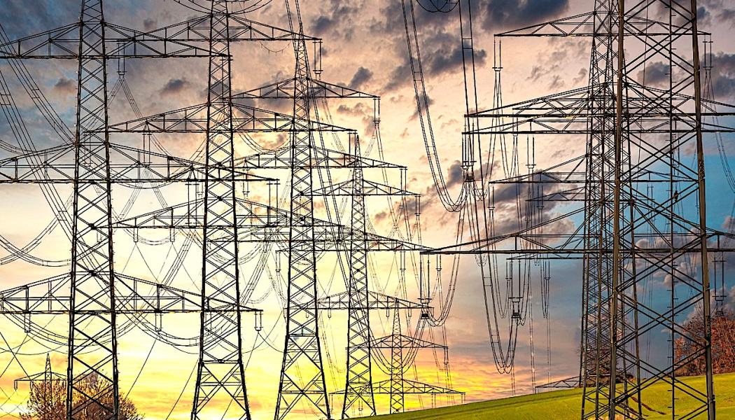 Det tyska elnätet ansågs fortfarande vara ett av de stabilaste i världen: Varje medborgare i Tyskland behövde endast avstå från elektricitet i ungefär 15 till 20 minuter per år, medan människor i Italien, Storbritannien eller Spanien ibland får uthärda över en timme i mörker. Men det tyska elnätet riskerar att bli förfallet. Detta blev särskilt uppenbart för några år sedan: Under kraftiga snöfall helgen den 26 och 27 november 2005, bröts enorma elstolpar i Münsterland och angränsande regioner som tändstickor under tyngden av det fallande snötäcket. Foto: Pixabay, Creative Commons Lic. Kredit: analogicus