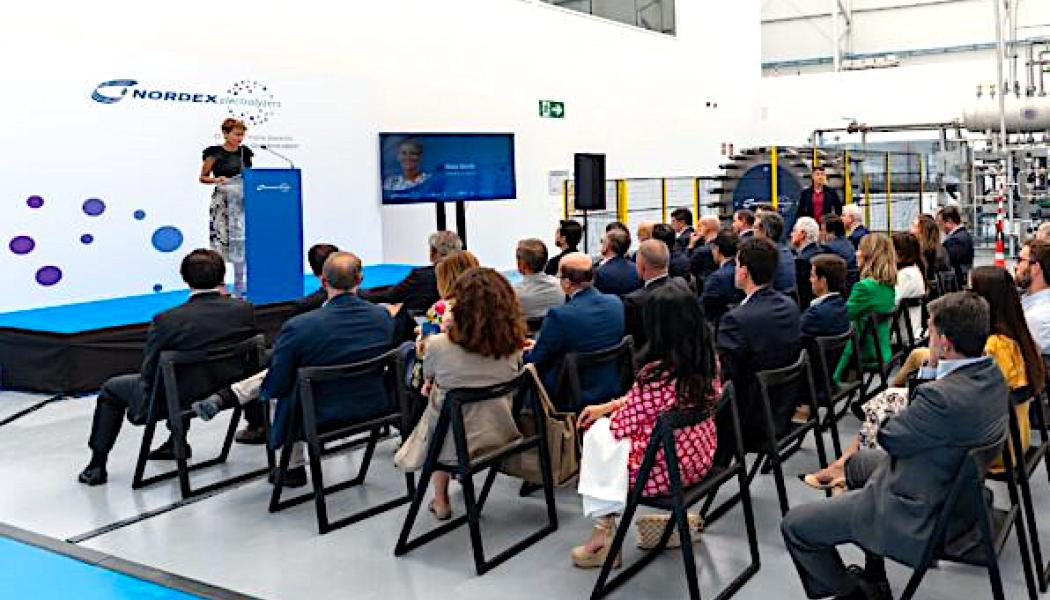 Luis Solla, VD för Nordex Electrolyzers, betonade vid invigningen företagets engagemang i att tillverka effektiva elektrolysatorer, vilket stödjer övergången mot en ren energiekonomi. María Chivite, delstaten Navarras president, framhäver att prototypen inte bara är en industriell milstolpe för Navarra och Spanien utan också alignerar väl med regionens strategiska prioriteringar som omfattar utvecklingen av förnybara energier och vätgas. Foto: Nordex