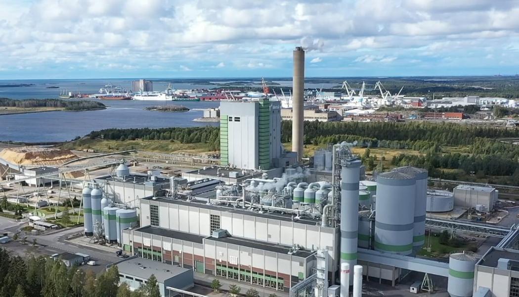 Initiativet att bygga en anläggning för koldioxiduppsamling på Metsä Groups anläggning i Raumo är ett led i företagets ambition att inte bara minska sina egna utsläpp utan också att utveckla nya cirkulära lösningar inom skogsindustrin. Foto: Metsä Group