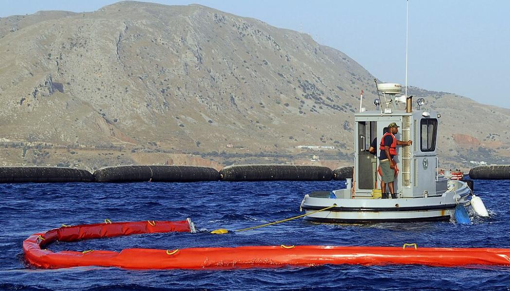 Souda Bay, Kreta, Grekland (23 juli 2008) Ett team för oljeutsläppsrespons vid U.S. Naval Support Activity Souda Bay implementerar ett 