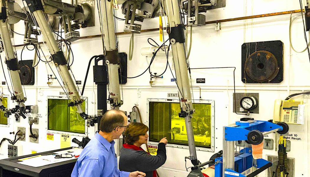 Enligt forskarna banar denna upptäckt väg för snabbare screening av nya batterimaterial vid ORNL, vilket förutspår en framtid där litiumbatterier inte bara är kraftfullare utan även säkrare. Foto:ORLN. Kredit: Carlos Jones