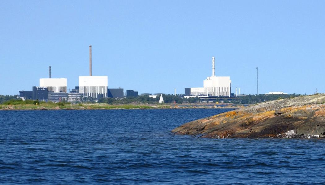 Oskarshamns kärnkraftverk vid Östersjökusten. I bilden syns reaktorerna O1, O2 and O3. Wikipedia Common, kredit: Anchor2009
