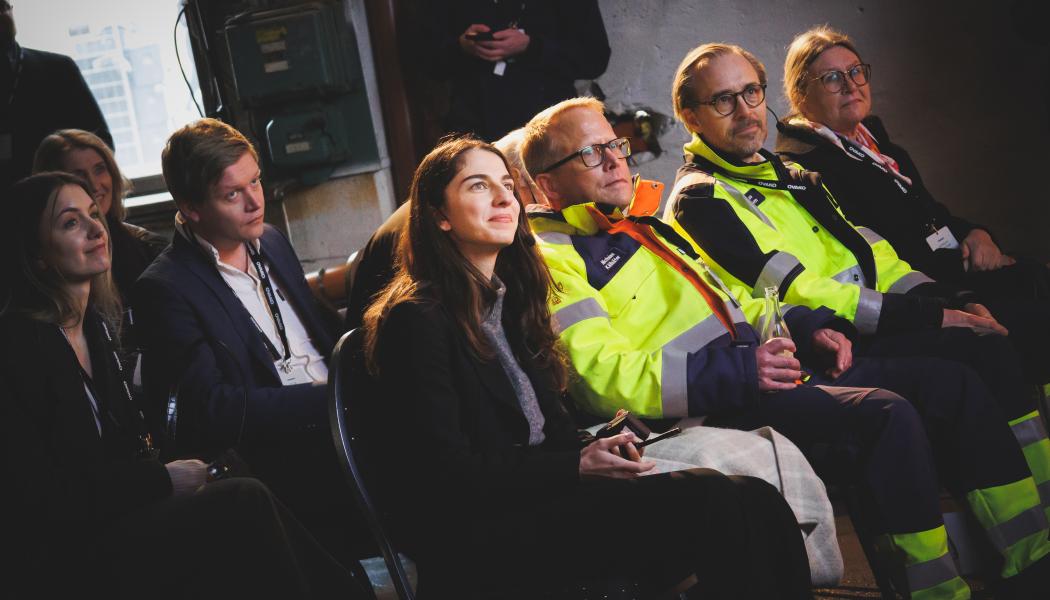 Klimat- och miljöminister Romina Pourmokhtari är med och inviger den nya ugnen i Boxholm. Foto: Ovako