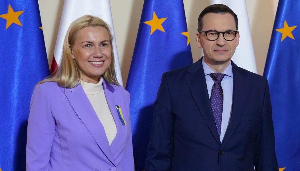 EU:s energikommissionär Kadri Simson var i Polen för att samarbeta med borgmästare från EU och tredjeländer för att diskutera vikten av omställningen till ren energi och hur arbetet som görs på städsnivå kan bidra till att säkerställa framsteg mot vårt nettonollklimatmål. Samtidigt förde hon samtal med Polens premiärminister Morawiecki (t.h.) om energiomställningen. Foto: EU-kommissionen.
