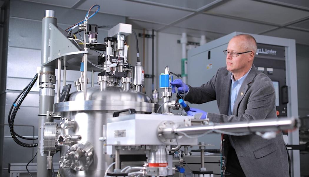 Randy Ellingson har alltid varit fascinerad av samspelet mellan ljus och materia. Det intresset inspirerade hans forskarstudier vid Cornell, där han fick experimentera med exotiska lasersystem för att förstå vad som händer med elektroner i halvledarmaterial på mycket små tidsskalor. Foto: University of Toledo