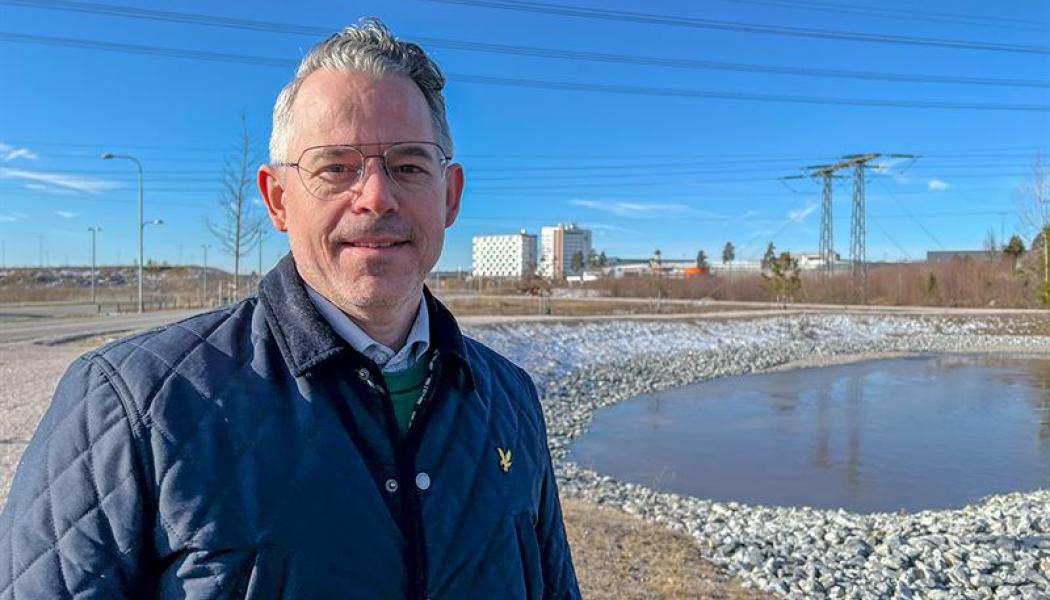Jakob Ahquist vid en av dammarna i Arlandastad. Foto: Arlandastad group